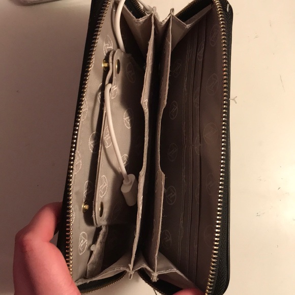 Charging wristlet - Picture 4 of 4